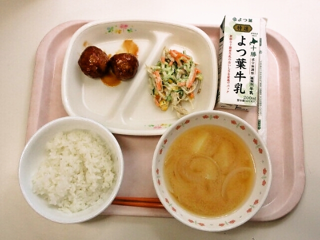 ごはん、みそ汁(じゃがいも・たまねぎ）、味付き肉団子、手作りごぼうサラダ、牛乳