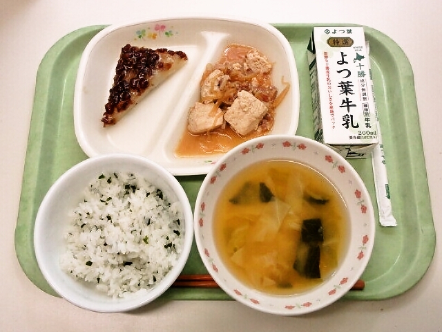 ごはん、みそ汁(きゃべつ・小松菜）、豆腐と豚肉のすき焼き風、水無月、牛乳
