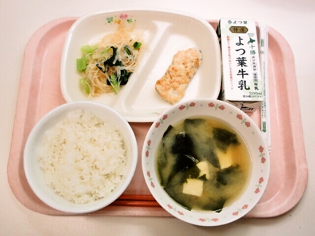 ごはん、みそ汁（豆腐・わかめ）、たらのみそマヨネーズ焼き、大根と青菜のサラダ、牛乳