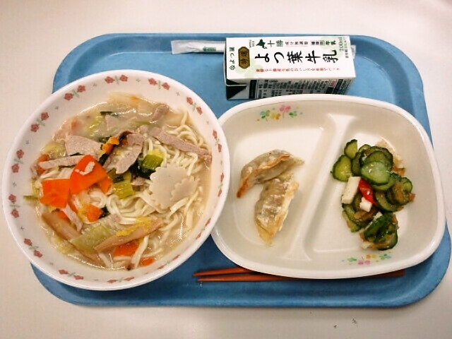ちゃんぽん麵、焼き餃子、いかとくらげの和え物、牛乳