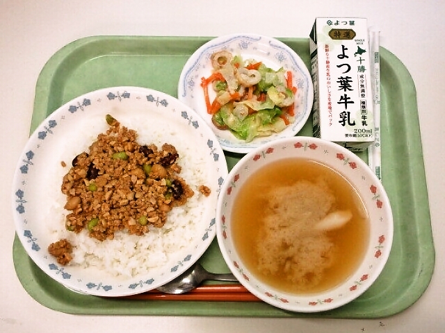 豆そぼろ丼、みそ汁（しめじ・もやし）、キャベツのごまドレ和え、牛乳