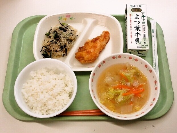 ごはん、みそ汁（白菜・人参）、ささみの黒酢風味、こまつなサラダ、牛乳