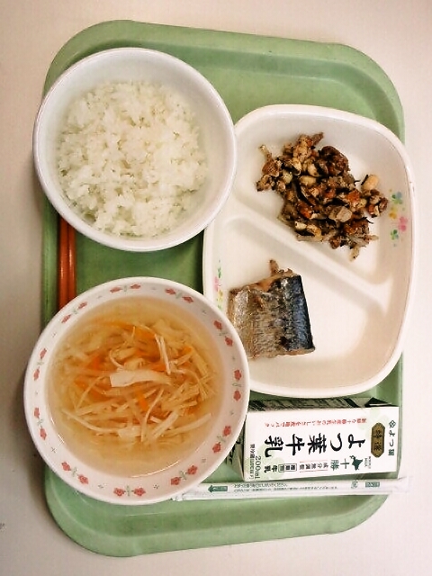 ごはん、大根のすまし汁、鯖の味噌煮、大豆の磯煮、牛乳