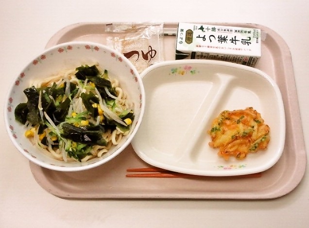 冷やしうどん、野菜かき揚げ、牛乳