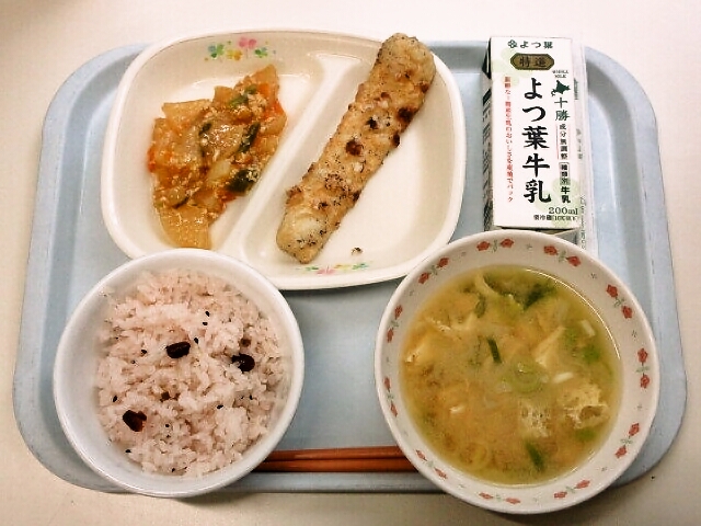 甘納豆のお赤飯、みそ汁（油揚げ・ながねぎ）、ちくわのゆかり揚げ、大根のそぼろ煮、牛乳