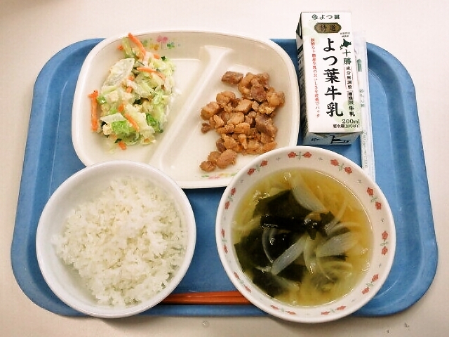 ごはん、みそ汁（玉ねぎ・わかめ）、オレンジ風味の照り焼き、シーザーサラダ、牛乳