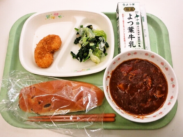 小豆パン、ブラウンシチュー、白花豆コロッケ、ほうれん草のベーコンサラダ、牛乳