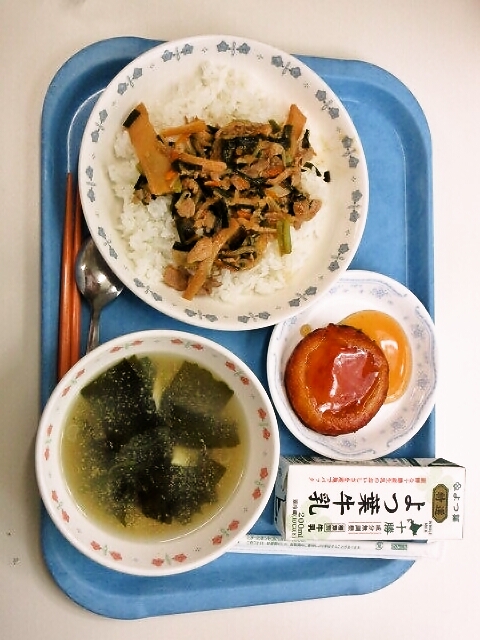 もやし入りスタミナ丼、コーン中華スープ、いももち、牛乳