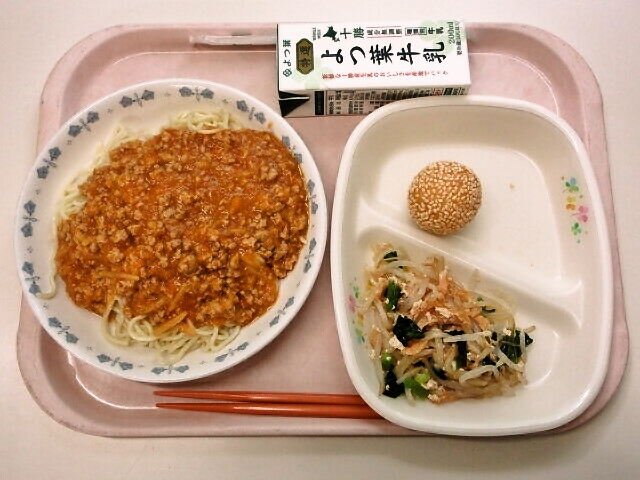 ジャージャー麵、もやしのきつね和え、中華ごま団子、牛乳