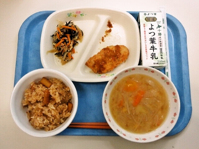 混ぜ込みいかめし、どさんこ汁、にしんフライ、はりはり漬け、牛乳