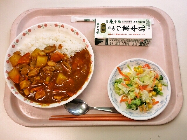 チキンカレー、コーンサラダ、牛乳