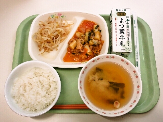 ごはん、みそ汁（豆麩・わかめ）、タッカルビ、ピリ辛炒め、牛乳