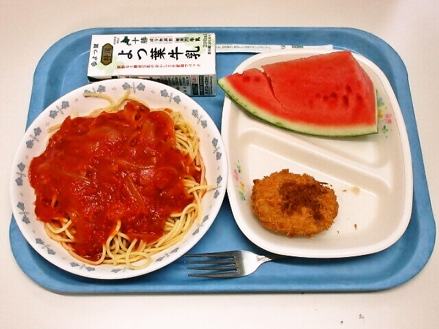 トマトソーススパゲティ、十勝大豆カレーコロッケ、すいか、牛乳