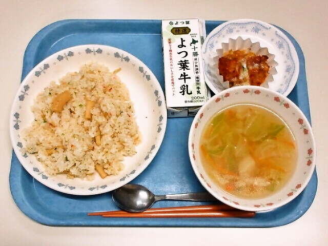 パエリア、きゃべつスープ、じゃがいものミートソース煮、牛乳