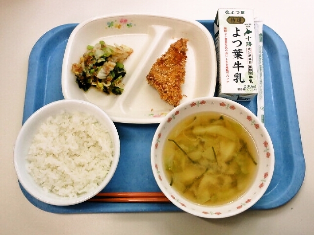 ごはん、みそ汁（きゃべつ・昆布）、高野豆腐のフライ、白菜の梅かつお和え、牛乳