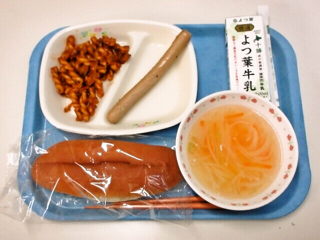 たまごパン、野菜スープ、ポークウインナー、マカロニケチャップソテー、牛乳