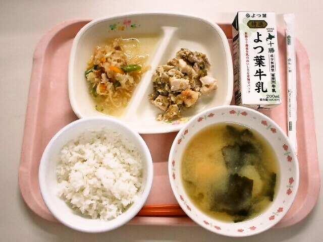 ごはん、みそ汁（豆腐・かわめ）、焼き鶏肉の塩レモンだれ、切干大根の洋風煮、牛乳