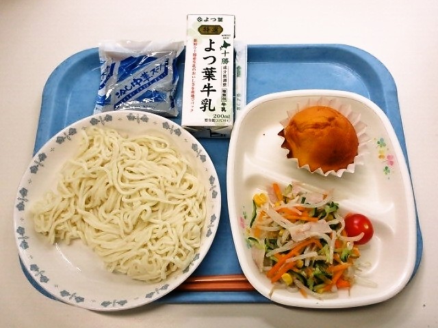 冷やしラーメン、ミニトマト、かぼちゃのデザート、牛乳