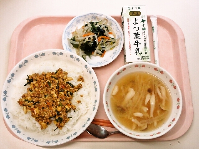 ソイ丼、みそ汁(大根・しめじ）、海藻ともやしの塩中華サラダ、牛乳