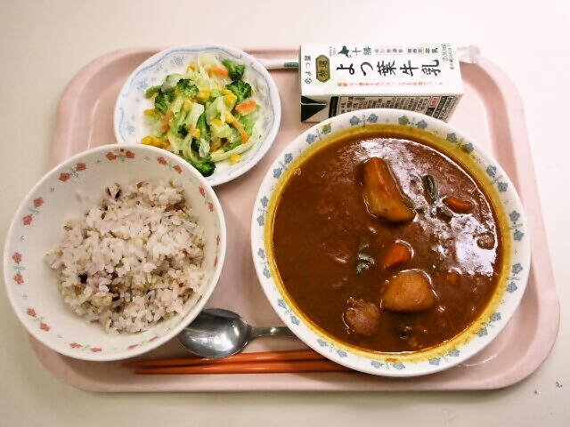 雑穀ごはん、スープカレー、コーンサラダ、牛乳