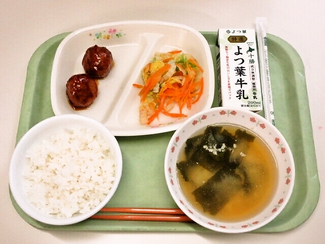 ごはん、みそ汁(じゃがいも・わかめ）、味付き肉団子、白菜のポン酢和え、牛乳