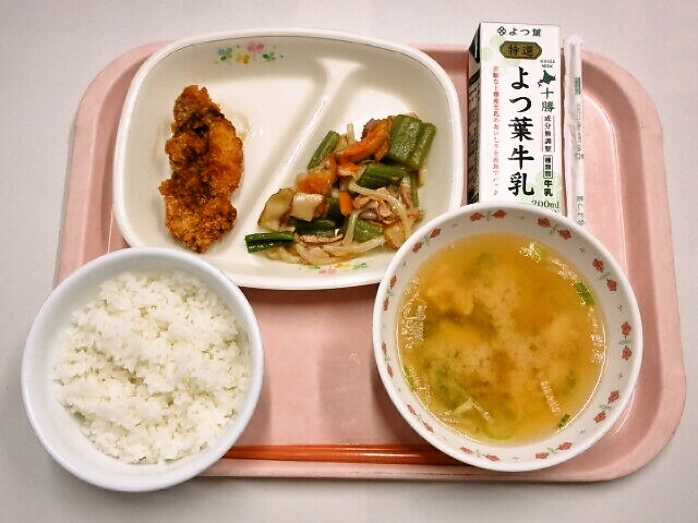 ごはん、みそ汁(油揚げ・長ねぎ）、ほっけフライ、ふきの五目煮、牛乳