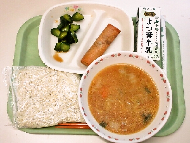 味噌ラーメン、春巻き、中華きゅうり、牛乳