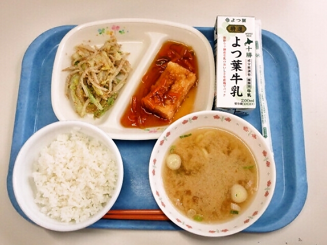 ごはん、みそ汁（長ねぎ・なめこ）、揚げ出し豆腐、ごま和え、牛乳