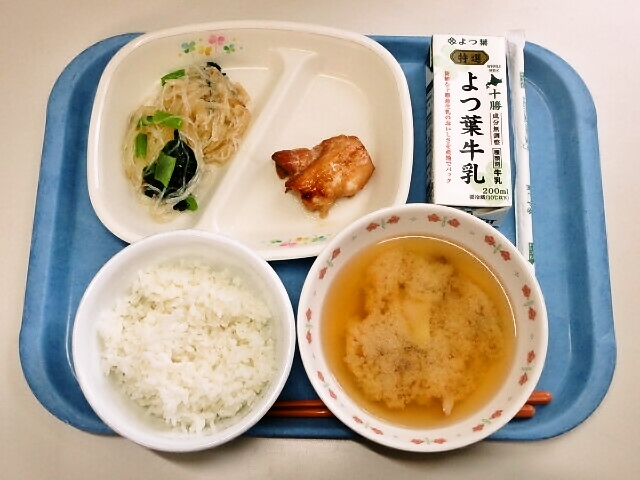 ごはん、みそ汁（さつまいも・しめじ）、鶏肉の照り焼き、大根と青菜のサラダ、牛乳