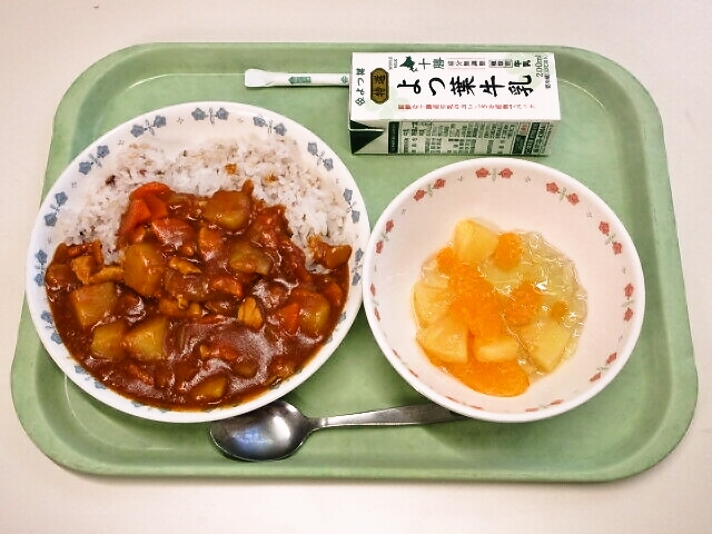 雑穀ごはん、チキンカレー、マスカットゼリーフルーツ和え、牛乳