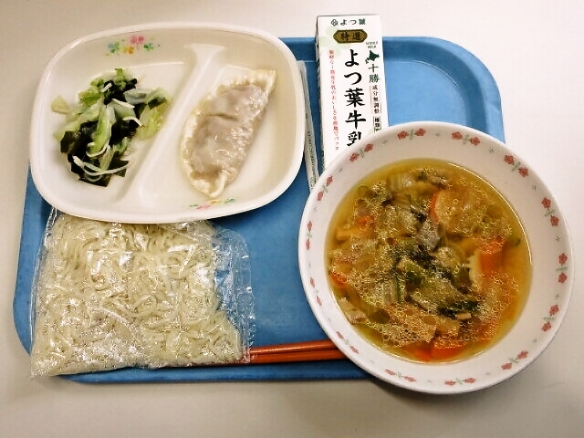塩ラーメン、ジャンボ餃子、きゃべつとわかめの和え物、牛乳