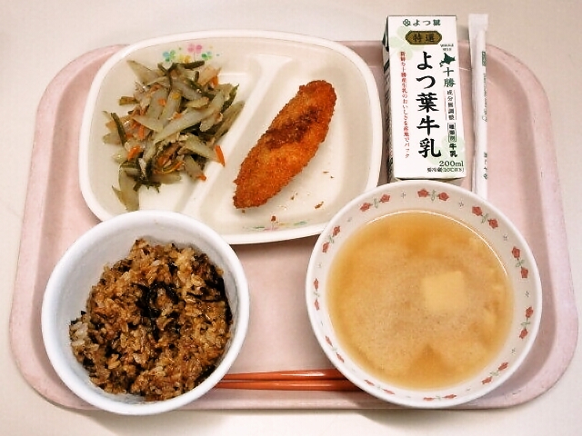 昆布ごはん、みそ汁（豆腐・油揚げ）、白身魚フライ、きんぴらごぼう、牛乳