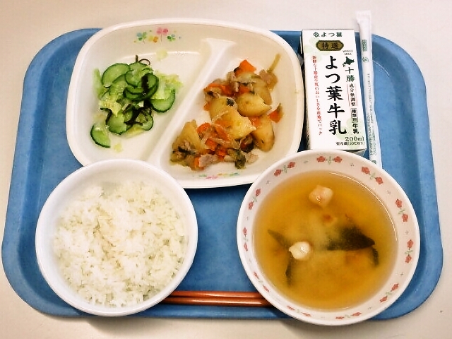 ごはん、みそ汁（わかめ・豆麩）、揚げ塩肉じゃが、やみつききゃべつ、牛乳