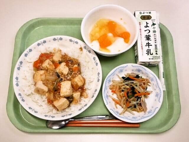マーボー丼、ナムル、フルーツ杏仁ミックス、牛乳