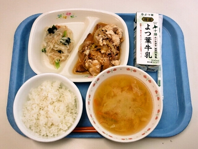 ごはん、みそ汁（きゃべつ・人参）、豆腐と豚肉のすき焼き風、大根の梅肉和え、牛乳