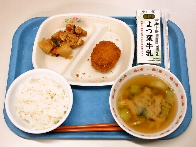 ごはん、みそ汁（玉ねぎ・チンゲン菜）、鮭メンチカツ（チーズ入り）、じゃがいもと鶏肉のうま煮、牛乳