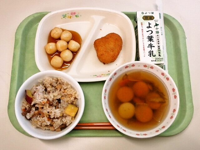 秋の香りごはん、お月見だんご汁、焼き栗コロッケ、みたらし団子、牛乳