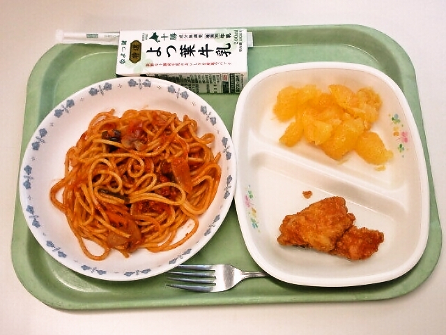 ツナスパゲティ、フライドフィッシュ、甘夏みかん、牛乳