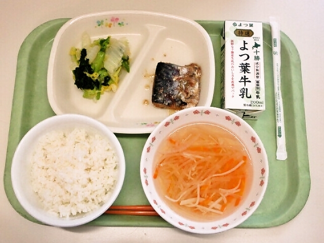 ごはん、大根のすまし汁、さばのみそ煮、白菜のおしたし、牛乳