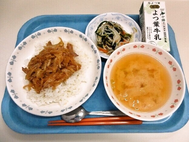 豚肉とごぼうの甘辛煮、みそ汁（きゃべつ・油揚げ）、海藻ともやしの塩中華サラダ、牛乳
