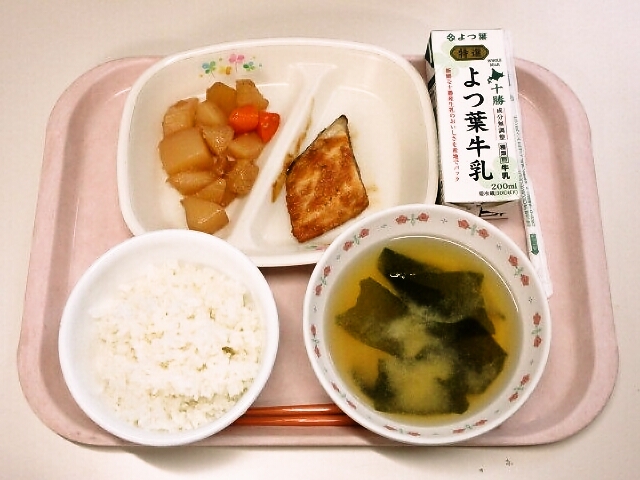 ごはん、みそ汁（じゃがいも・わかめ）、ほっけのピリ辛みそ焼き、大根とこんにゃくの煮物、牛乳