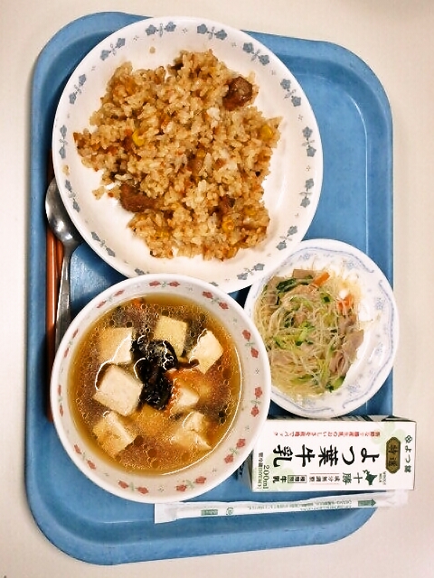 焼豚チャーハン、豆腐ときくらげのスープ 、春雨サラダ、牛乳