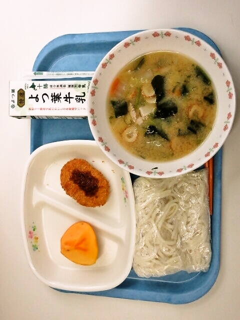 田舎うどん、十勝大豆カレーコロッケ、柿、牛乳