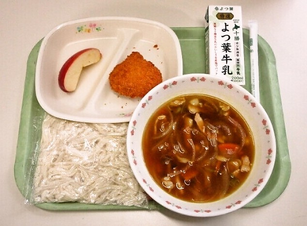 カレーうどん、たまコロ、りんご、牛乳