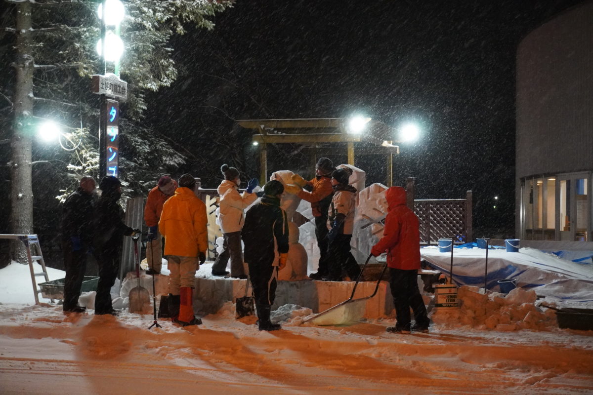夜に雪像を作っている町民の方々