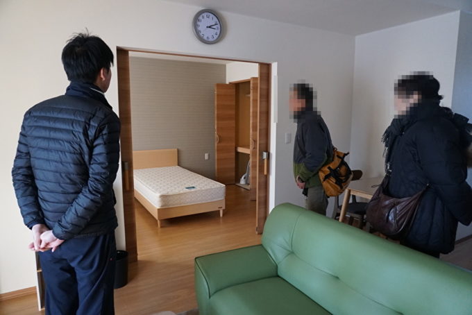 ご夫婦が住宅見学している様子