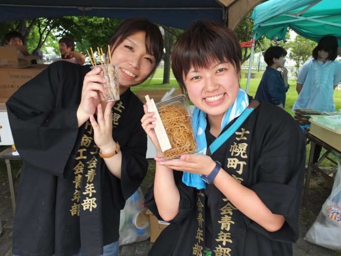 「道の駅ピア21しほろ」で食べ物を売っている石村さん