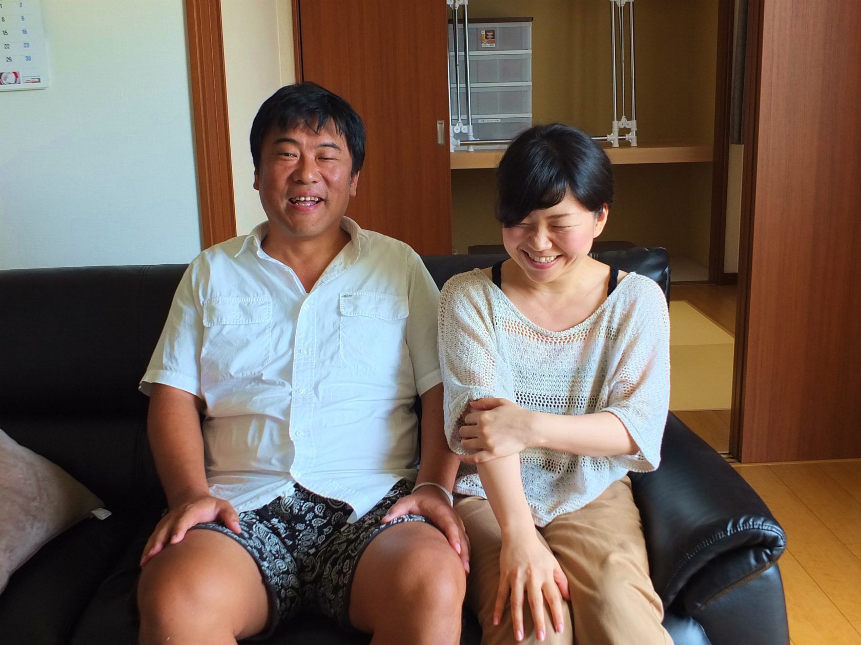 ソファに座るTさんと婚約者のMさん